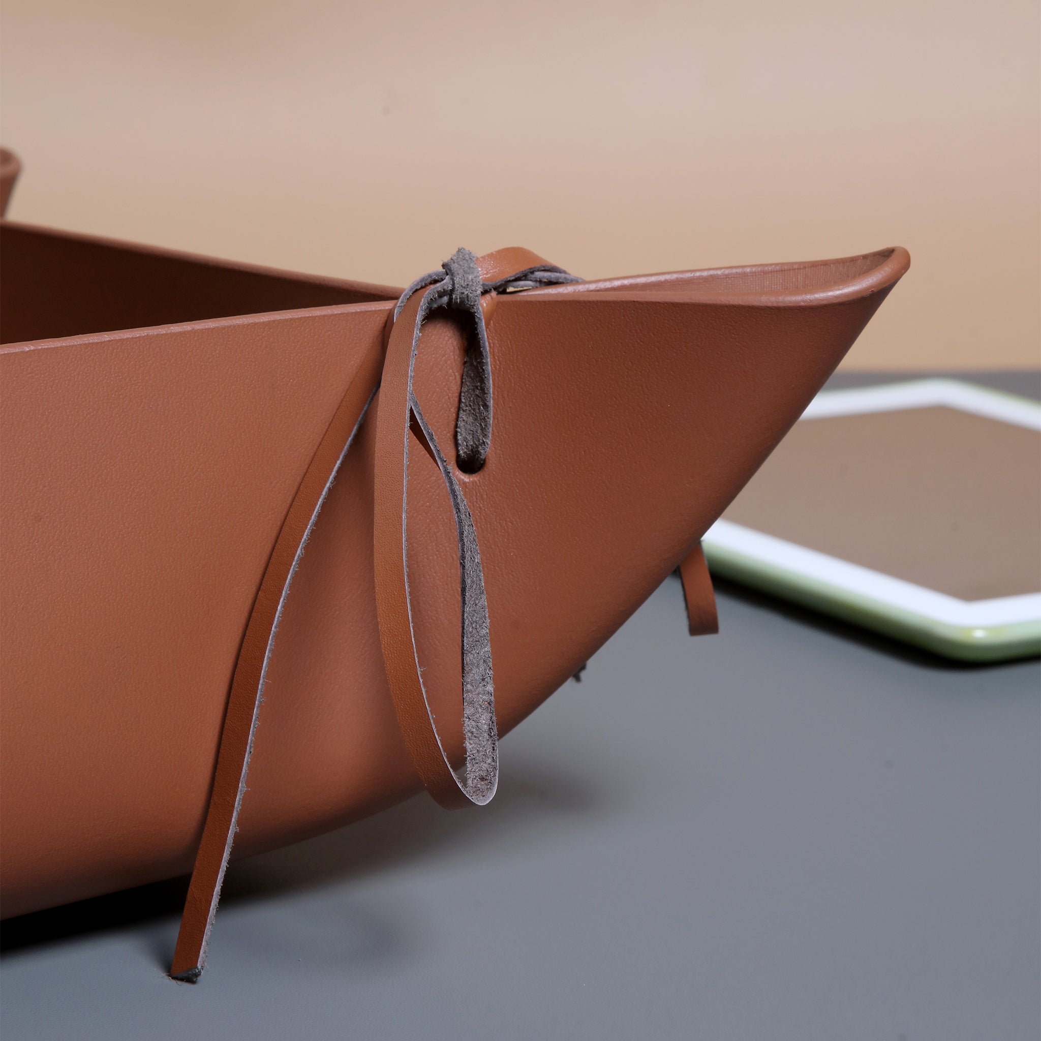Catchall tray with strings Cognac