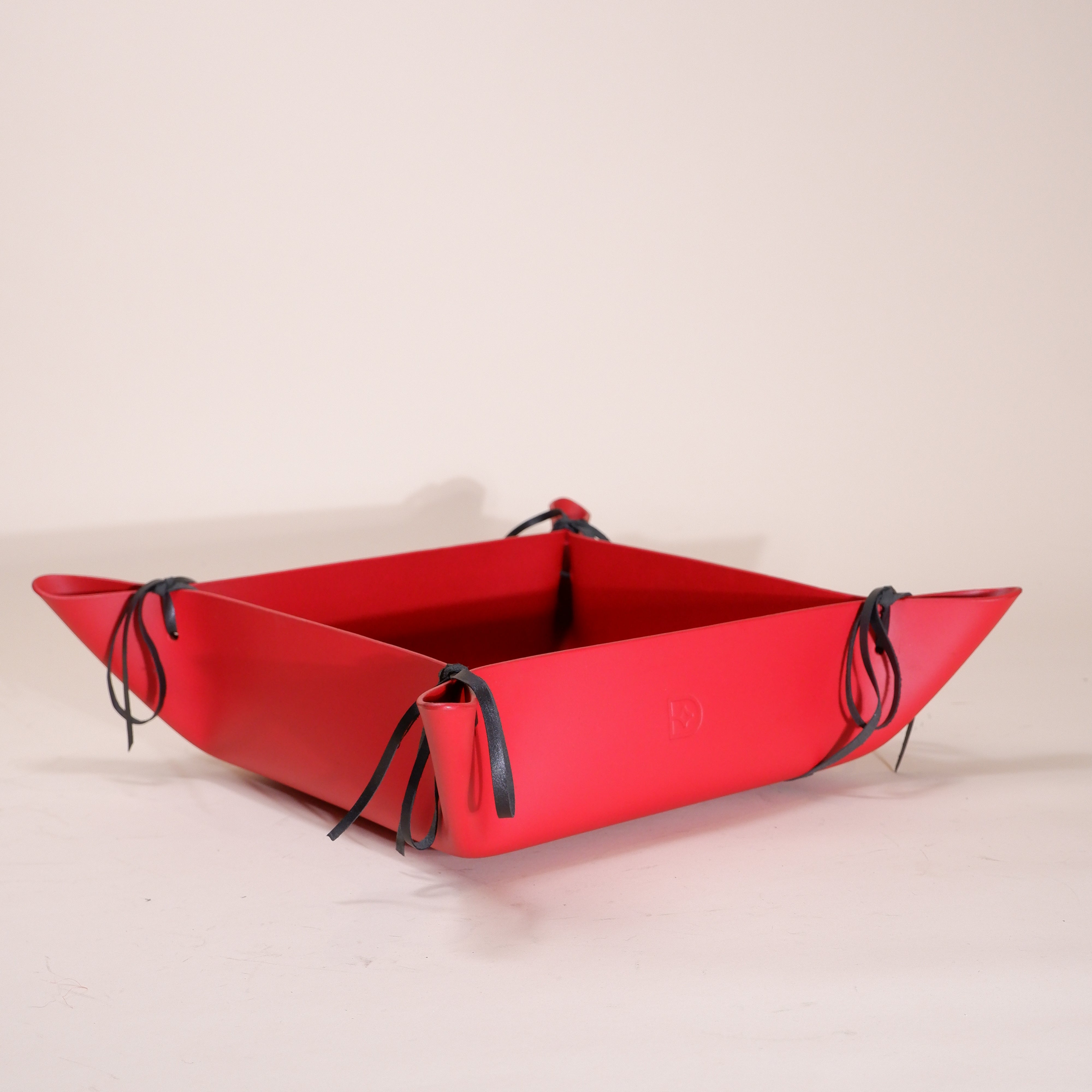Catchall tray with strings Cognac
